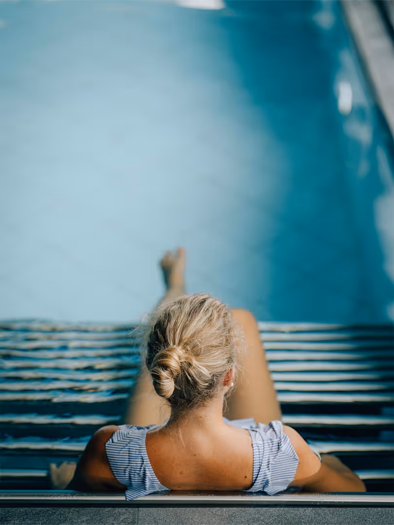 Woman in the pool in the wellness area of the Deltapark Vitalresort on Lake Thun