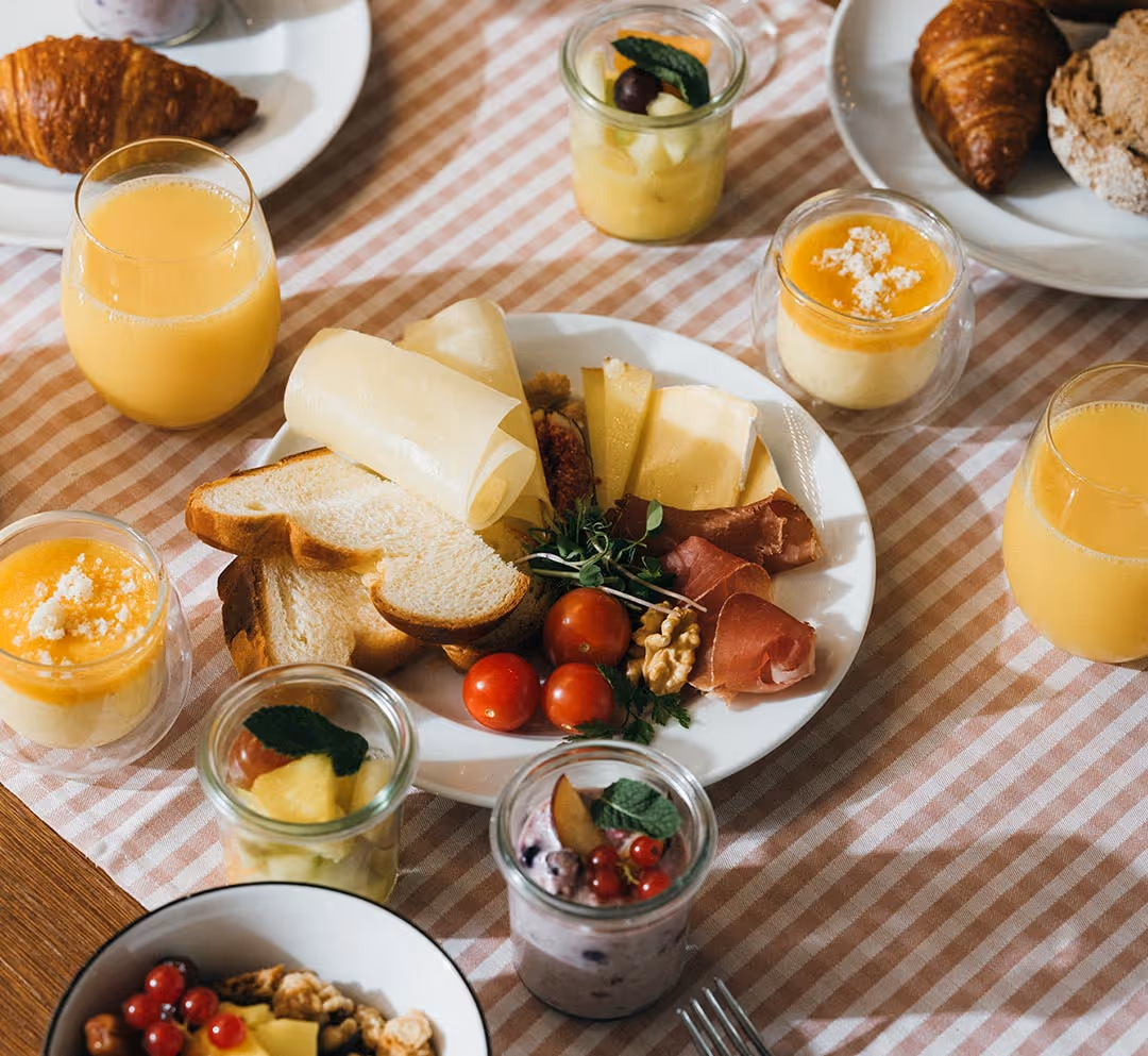 Petit-déjeuner au Deltapark Vitalresort au bord du lac de Thoune