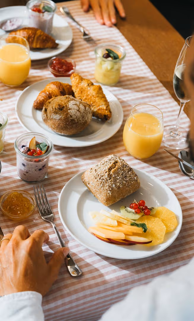Table avec les délices du buffet brunch du Deltapark Vitalresort