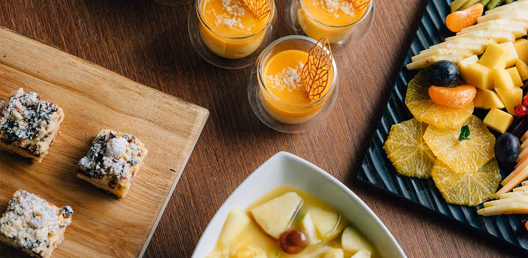 Desserts sur le buffet du brunch au Deltapark Vitalresort au bord du lac de Thoune