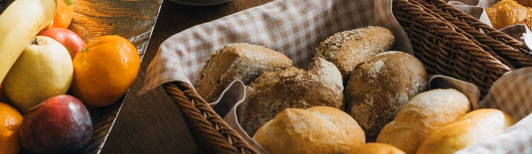 Pain et fruits sur le buffet du brunch au Deltapark Vitalresort