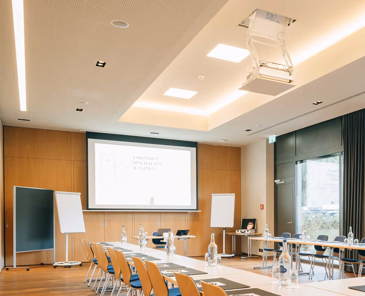 Seminar room in the Deltapark Vitalresort with seminar technology such as projector, screen, flipchart, speakers