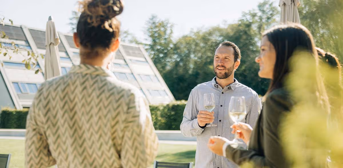 People in conversation at the aperitif in the Deltapark Vitalresort