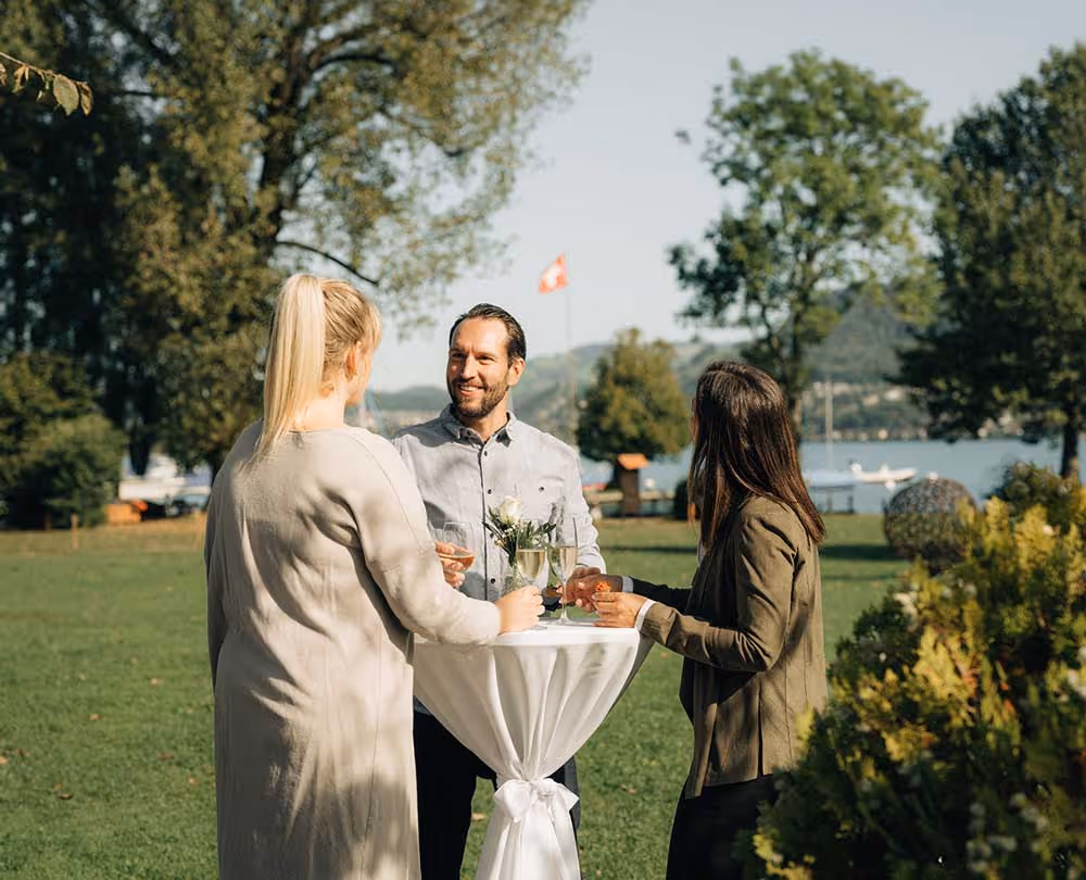 People at the bar table for an aperitif in the park of the Deltapark Vitalresort