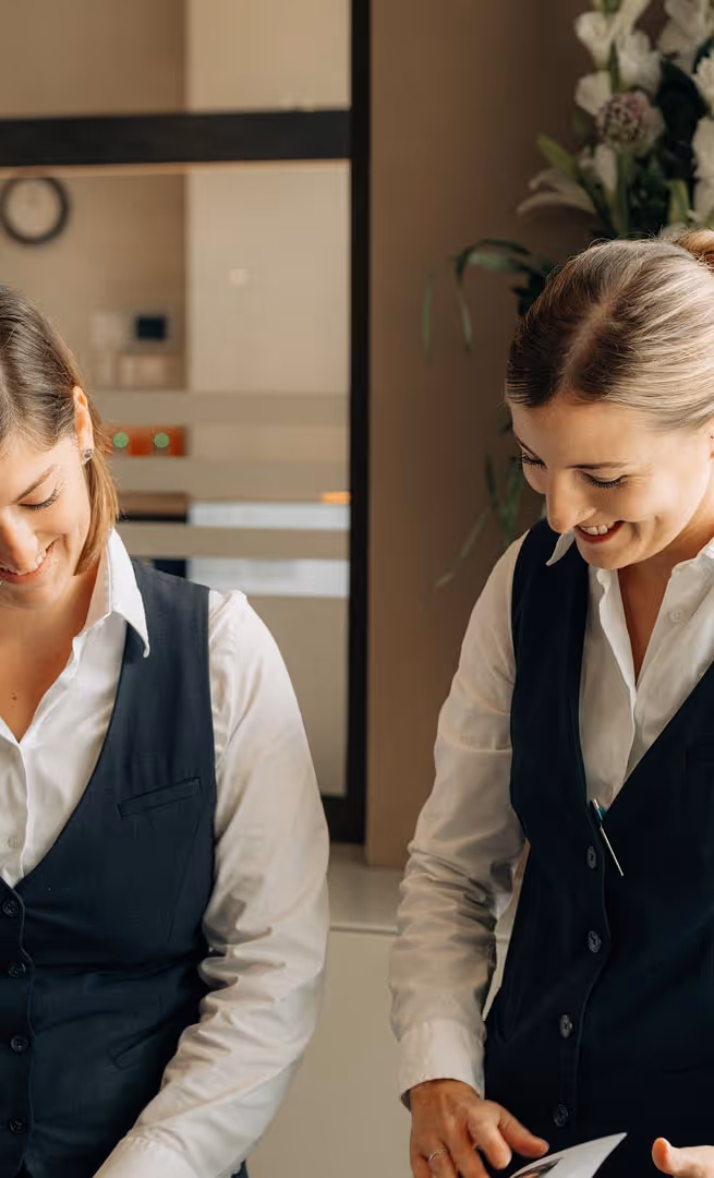 Employees of the Deltapark Vitalresort in conversation