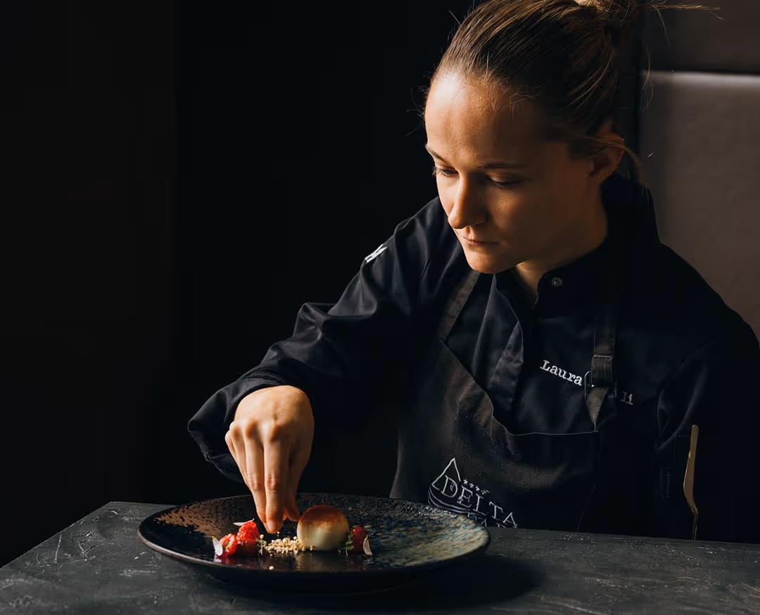 Deltapark Vitalresort chef preparing a plate with a dessert