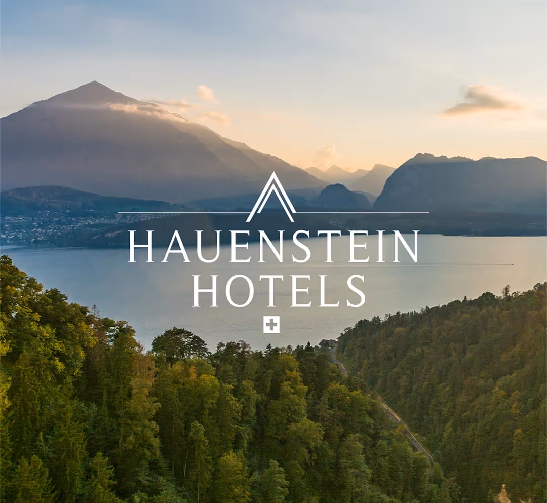 Lac de Thoune avec le Niesen en arrière-plan et le logo des Hôtels Hauenstein