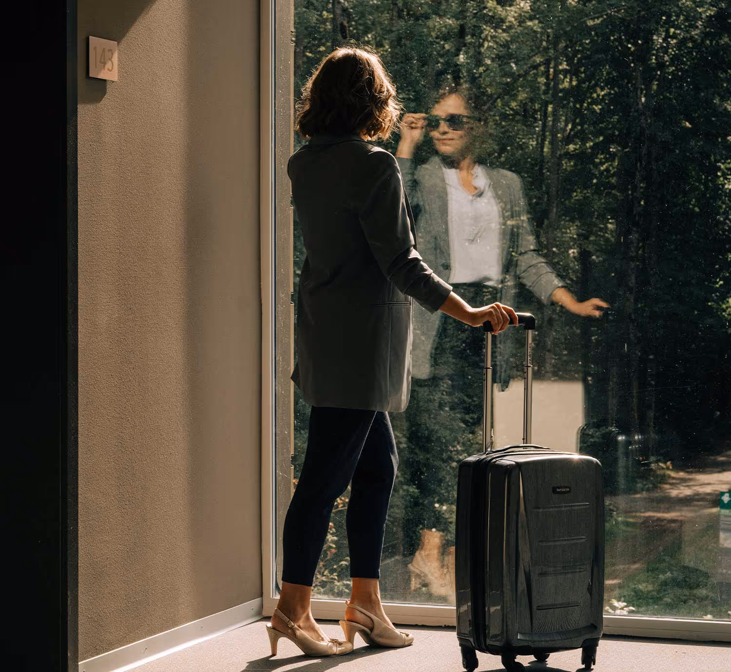 Hôte avec valise avec vue sur la nature au Deltapark Vitalresort