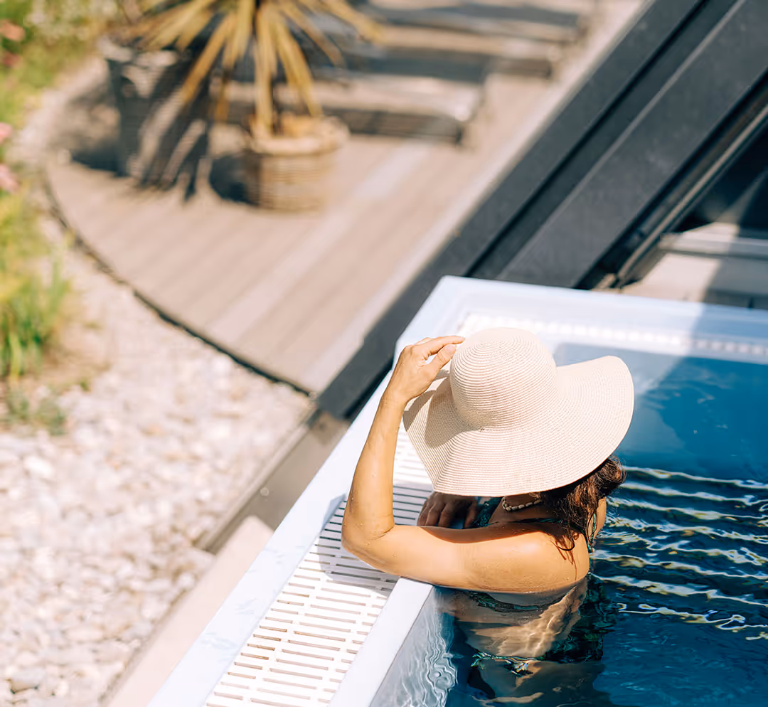 Dame mit Strohhut in Aussenpool des Deltapark Vitalresorts direkt am Ufer des Thunersees