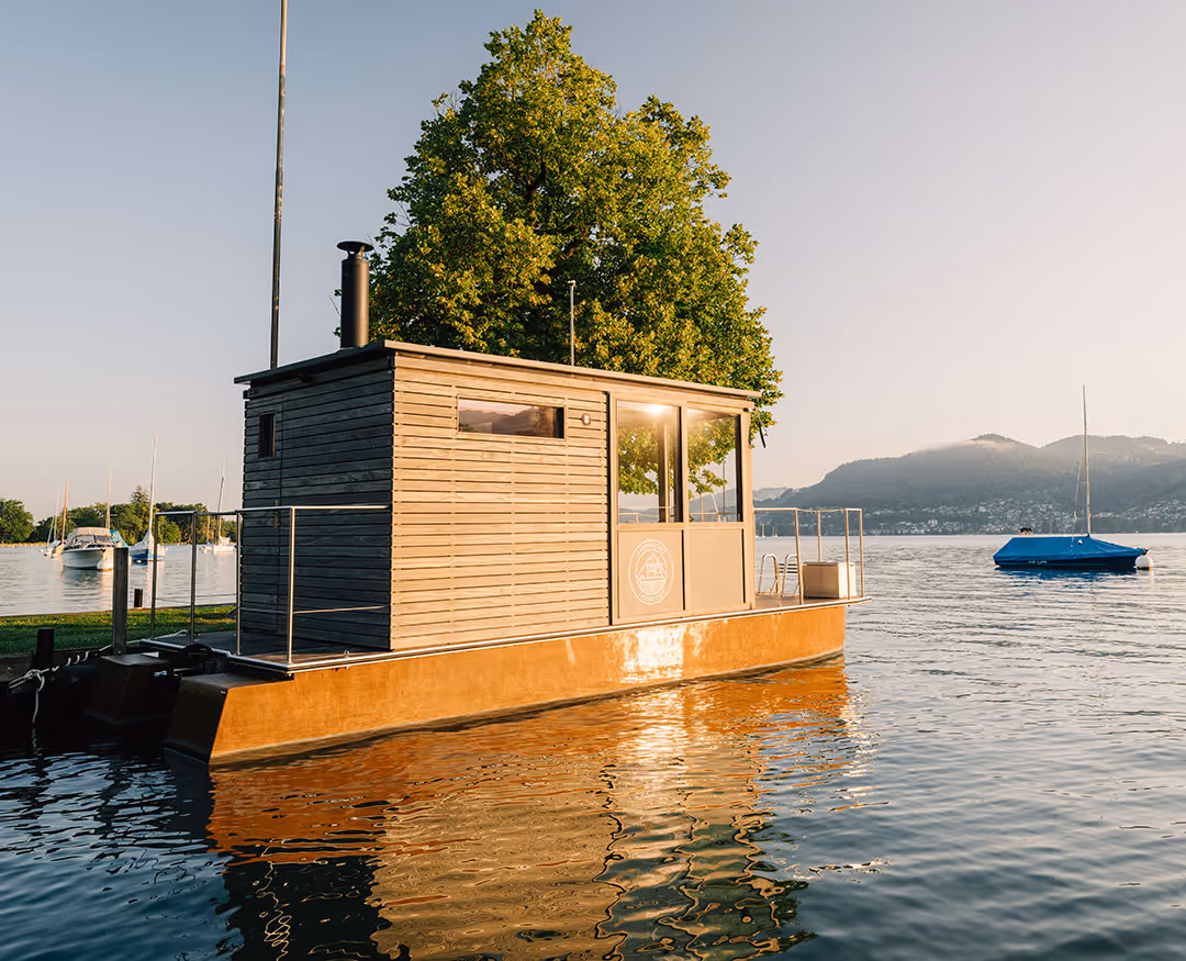Saunaboot auf dem Thunersee beim Deltapark Vitalresort