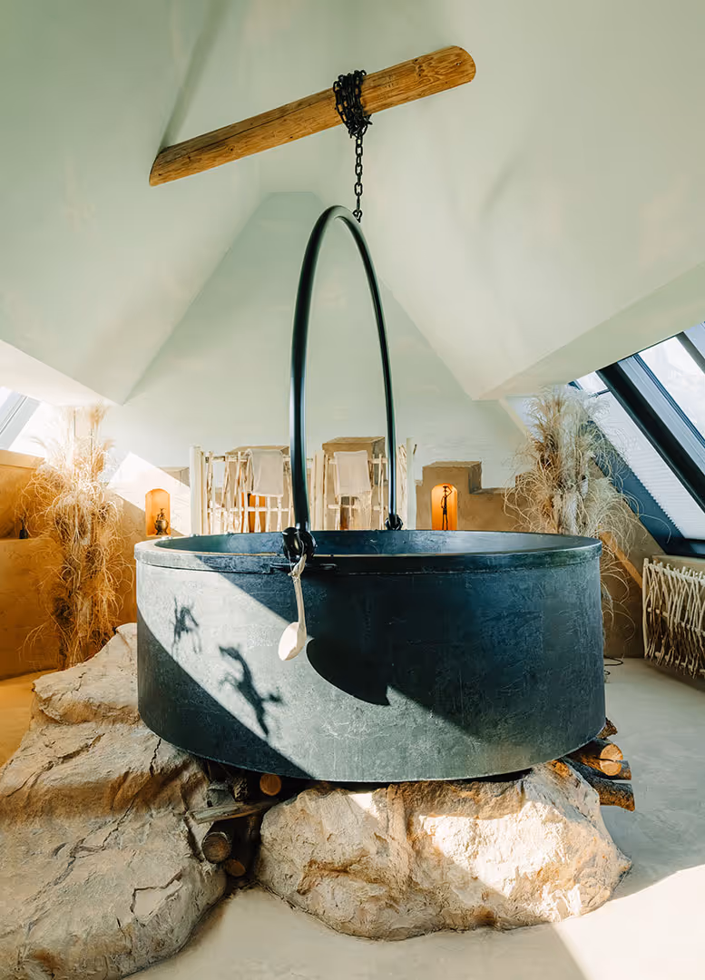 Badewanne im Stiel eines Kochkessels in der Private Spa Suite African Lodge