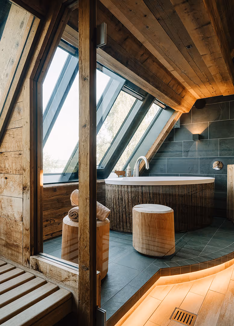 Blick von der Sauna aus auf die Badewanne der Private Spa Suite Swiss Chalet