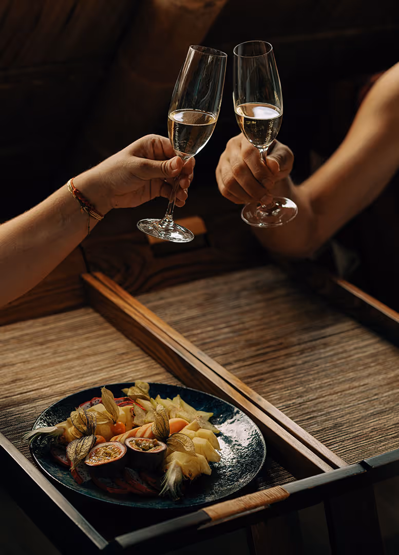 Zwei Personen stossen mit Champagner im Private Spa Asien Lagoon an
