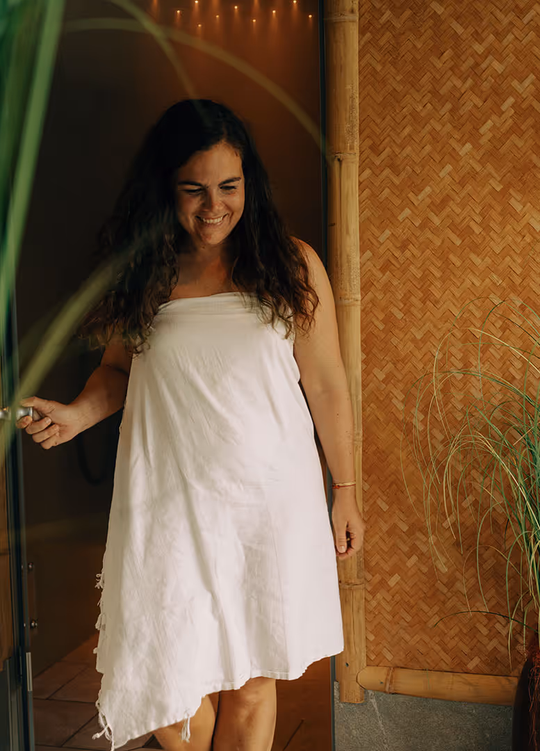 Dame ausserhalb der Sauna in der Private Spa Suite Asian Lagoon