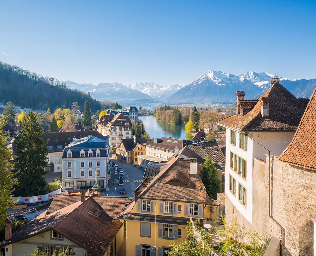 Blick auf die Stadt Thun und den Thunersee von der Veloroute aus