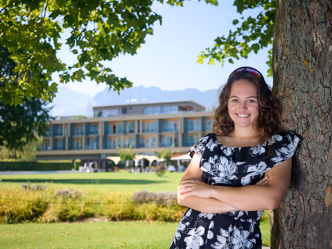 Bild von Sportlerin Anja von Allmen vor dem Deltapark Vitalresort