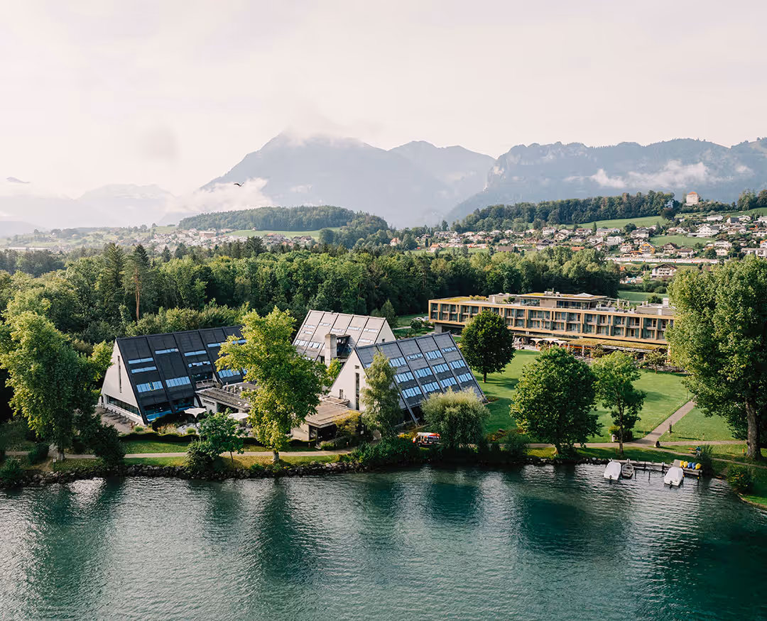 Le Deltapark Vitalresort avec villas lacustres, hôtel, wellness, parking au bord du lac de Thoune