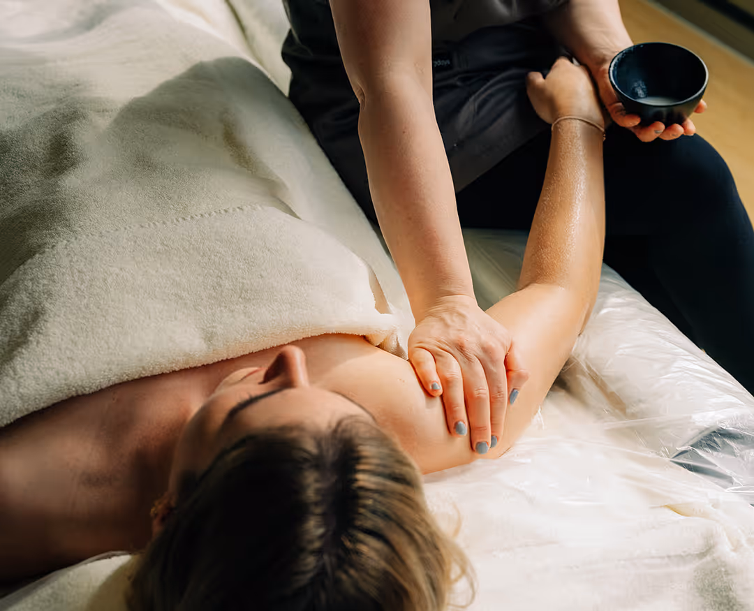 Das Alpienne Honig Peeling wird auf den Rücken aufgetragen