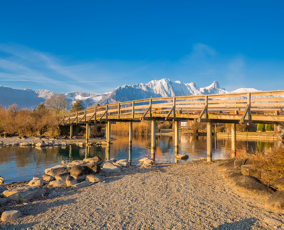 A picture of the lakeside walk from Gwatt to Thun with the lake and mountains in the background.