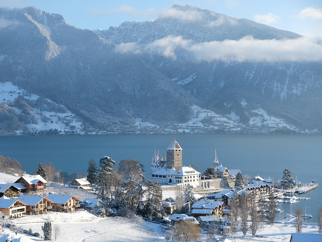 Vue sur la baie de Spiez avec le château de Spiez et le lac de Thoune