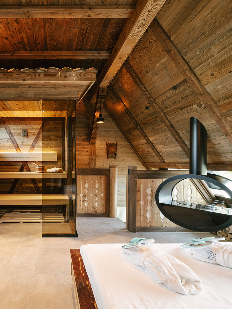 منطقة العافية مع ساونا ومدفأة وسرير نهاري في جناح العافية Swiss Chalet