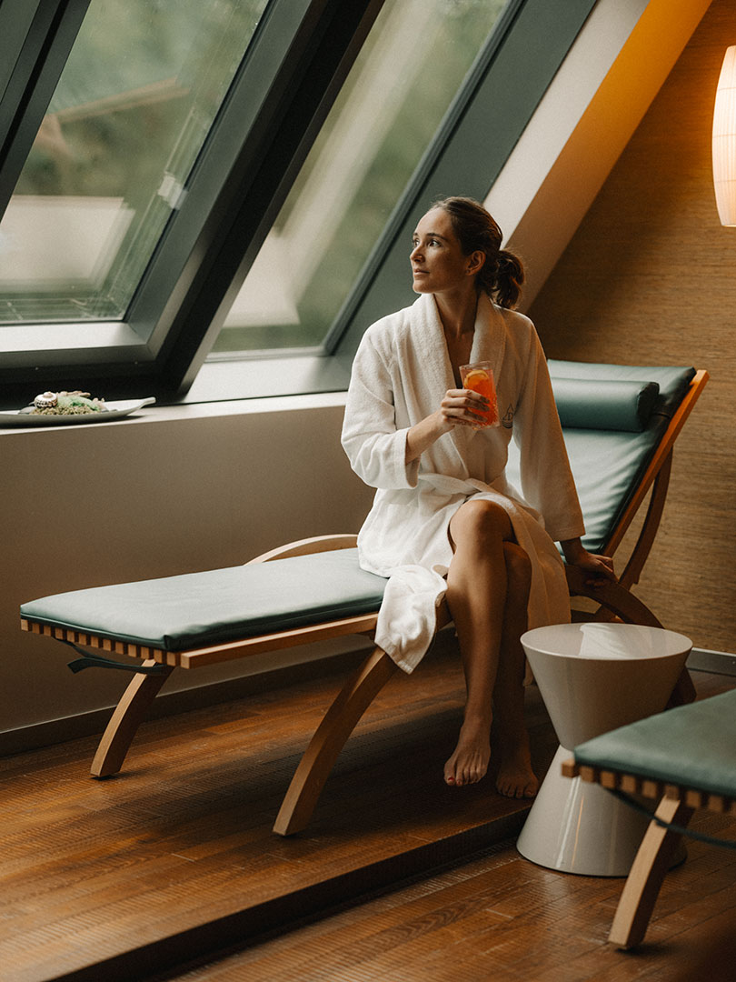 Lady in the relaxation room at Deltaspa in the Deltapark Vitalresort