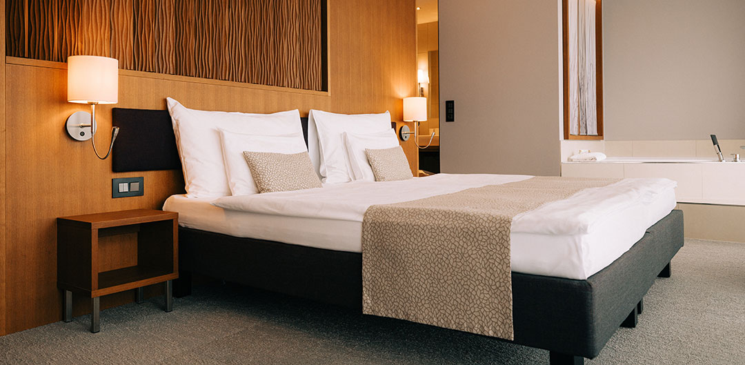 Suite Junior Panorama dans le bâtiment principal du Deltapark Vitalresort