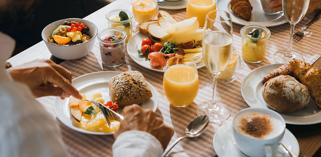 Gedeckter Frühstückstisch mit leckeren Speisen vom Frühstücksbuffet des Deltapark Vitalresorts