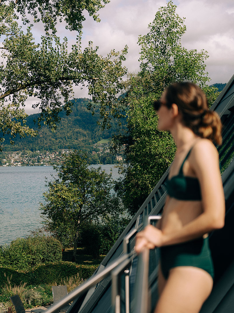 Dame sur la terrasse avec vue sur le lac de Thoune