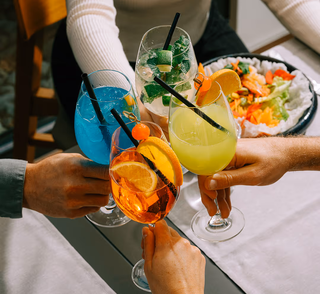 4 Personen stossen mit Cocktails im Restaurant Deltaverde Thai Cuisine an