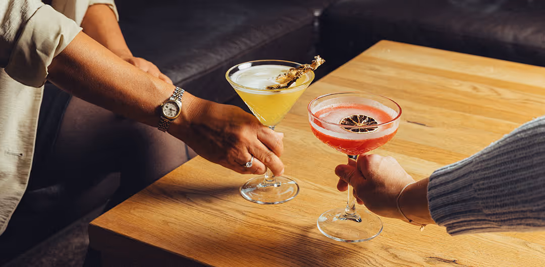 2 Personen mit Cocktails in der Deltalounge & Bar