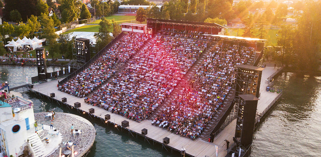 图恩湖戏剧节舞台与观众