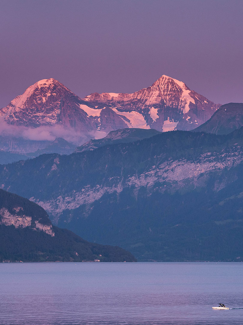 傍晚时分,图恩湖在前景,艾格峰和僧侣峰在背景