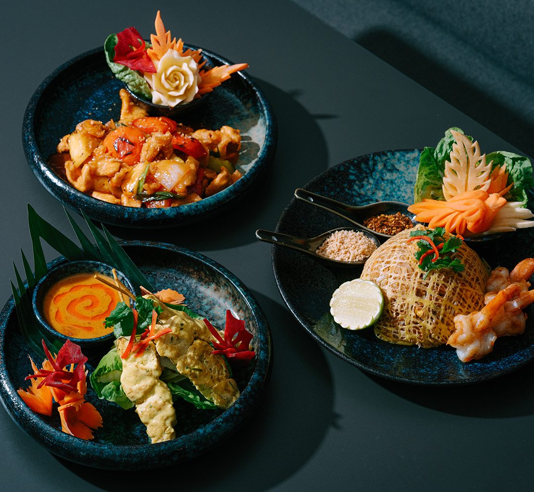 Ein Pärchen geniesst gemeinsam einen Cocktail in der Deltalounge & Bar