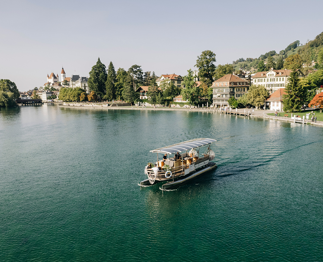 图恩湖上的太阳能船