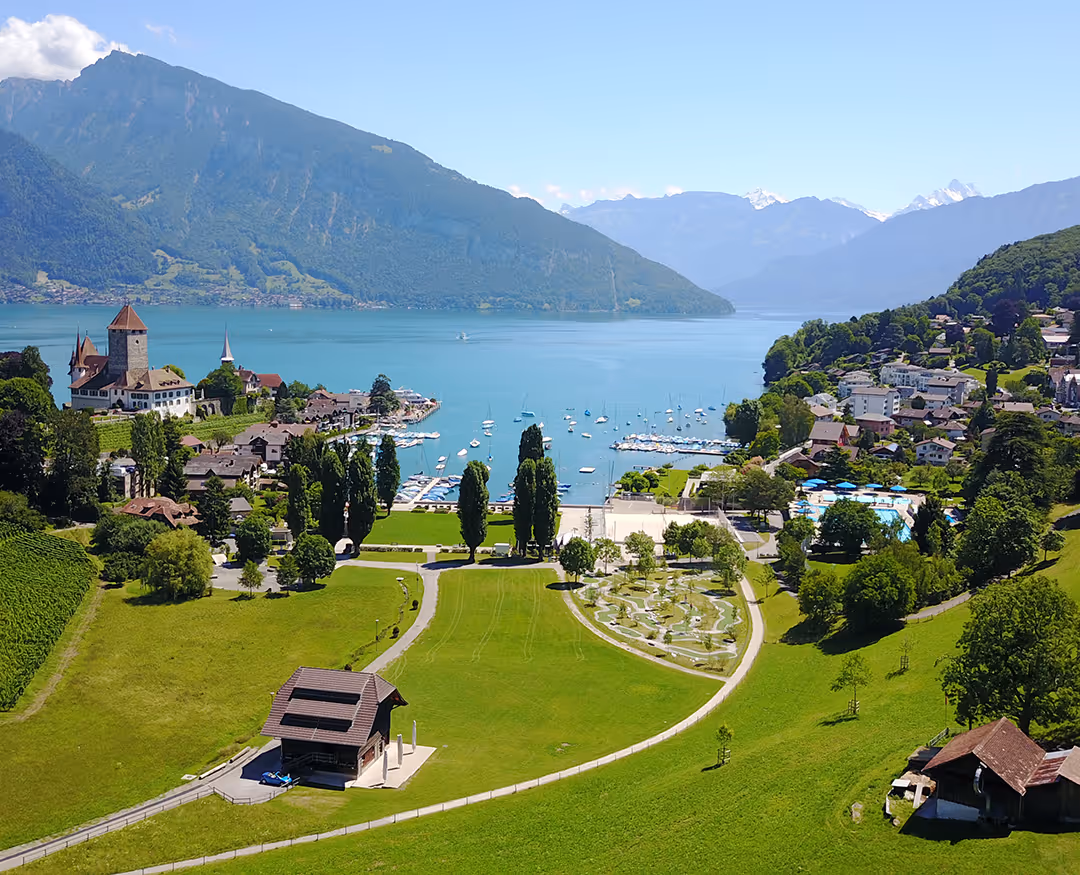 Picture of the beach path Spiez nacht Thun with the view of the Niederhorn.