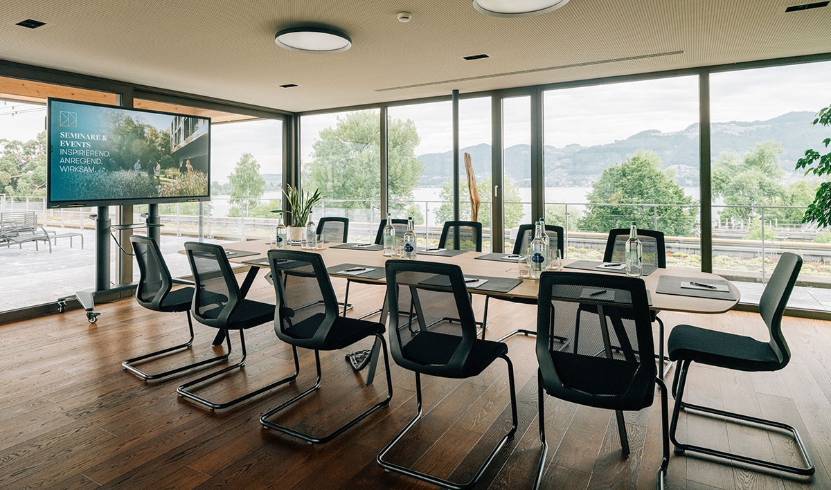 The Panorama Seminar Room on the 3rd floor of the main building at the Deltapark Vitalresort, featuring a seminar table and a view of the lake
