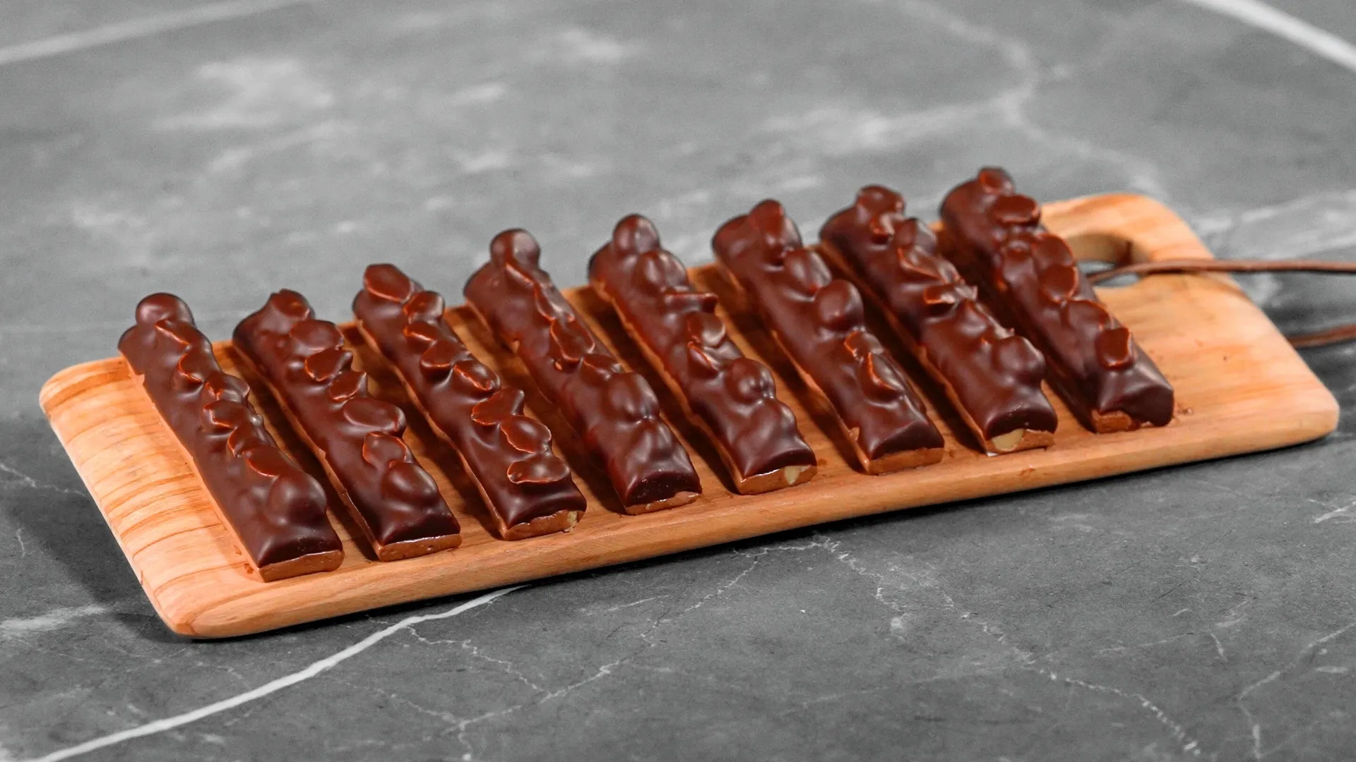 Barres de nougat tendre chocolat cacahuètes