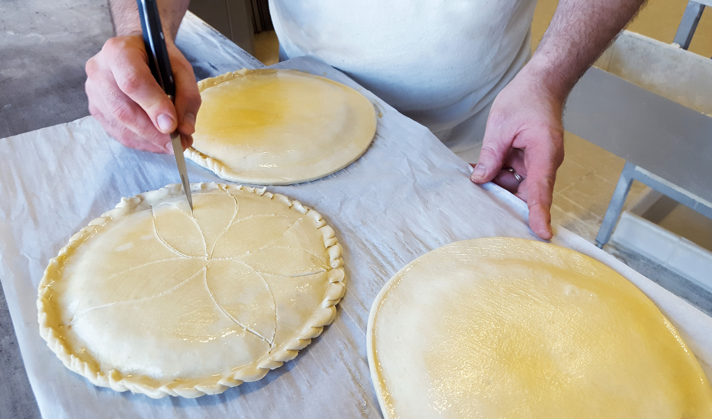 glazing-and-decorating-galette-des-rois