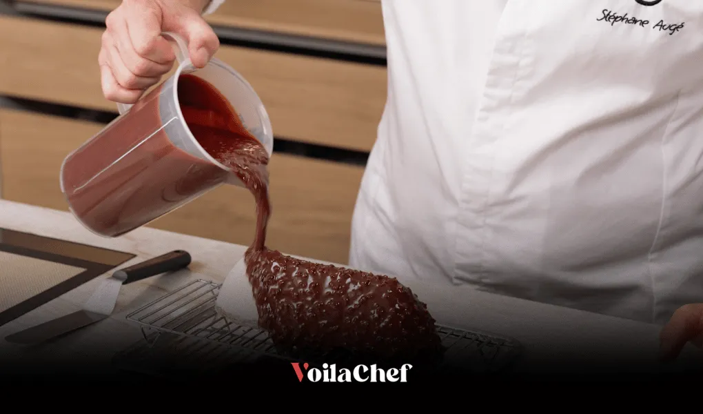 Une patissier entrain d'appliquer un glaçage au chocolat