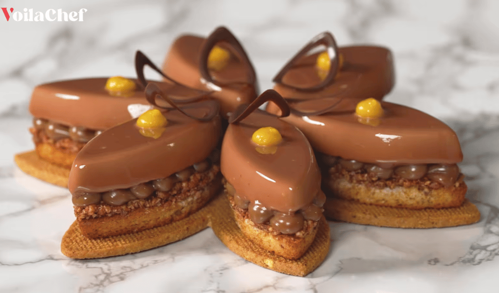 Mini entremets au chocolat avec glaçage brillant