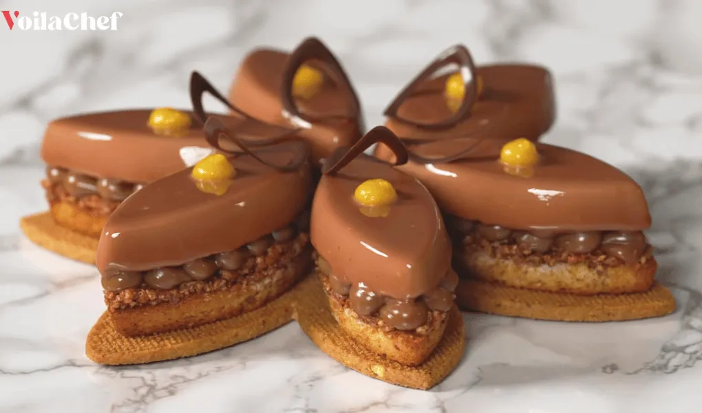 Mini entremets au chocolat avec glaçage brillant