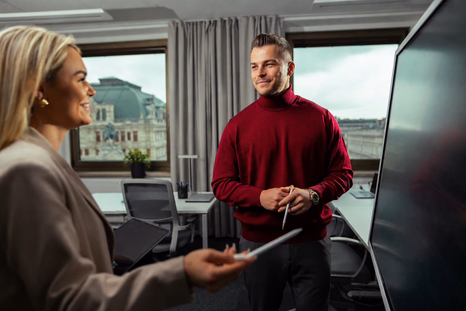 Tom Zovko im Strategiegespräch im Büro der YouTube-Agentur in Wien