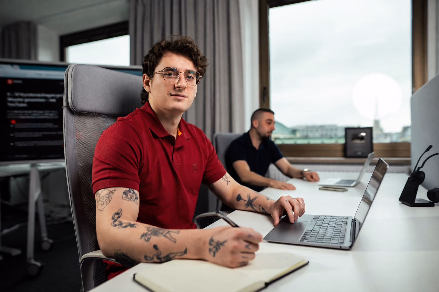 Team der Zovko Consulting GmbH bei der Arbeit im Büro am Opernring in Wien