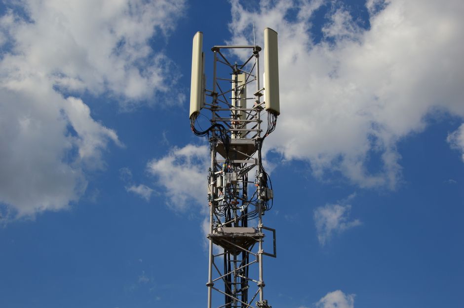 Fake Base Station Attacks in 5G: Why Overshadowing Still Bypasses the Air Interface