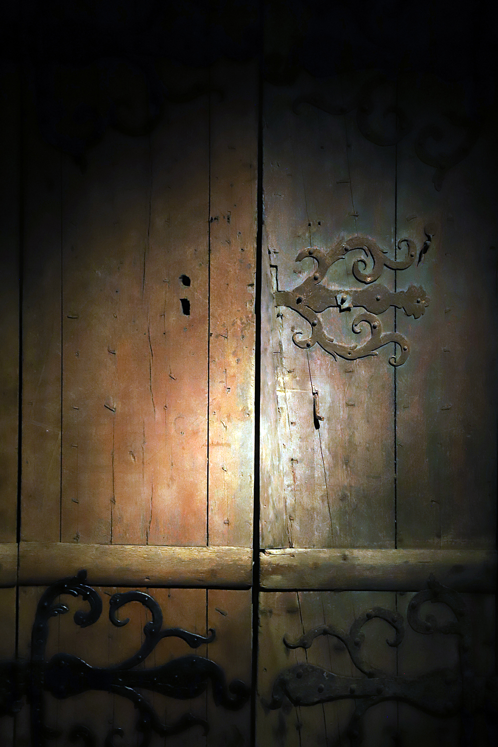 $*KEYHOLE IN THE DARK* Pilsrundāle, 2025