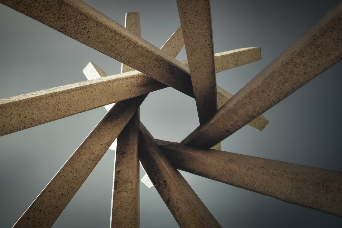 Poutres en béton s'imbriquant dans une forme de rosace laissant un trou octogonal au centre