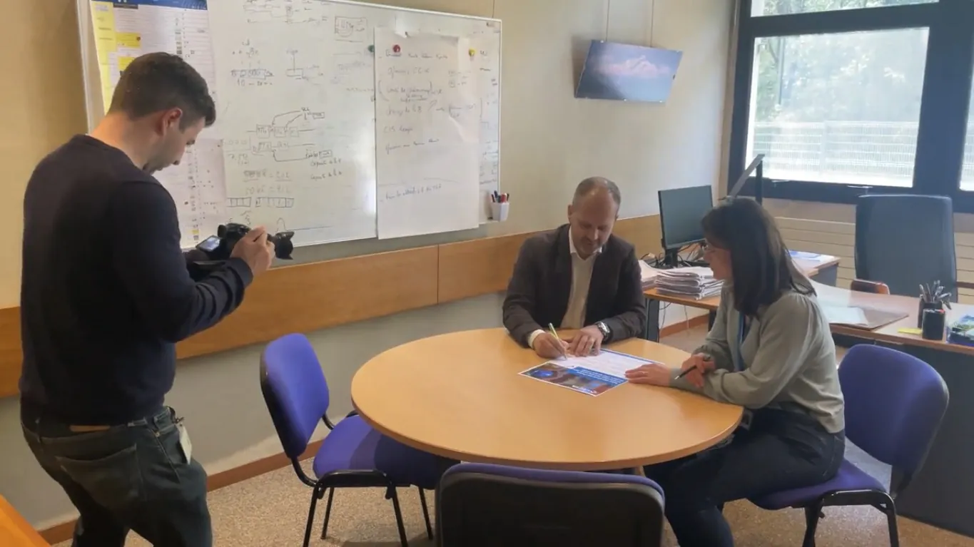 À travers une série d’interviews, nous avons construit ce film pour retracer l’histoire de cette transformation. De la période d’incertitude, en passant par le chantier de l’usine et des formations… Cette vidéo permet de mettre en lumière les efforts réalisés par l’ensemble des personnes impliquées dans le projet.
