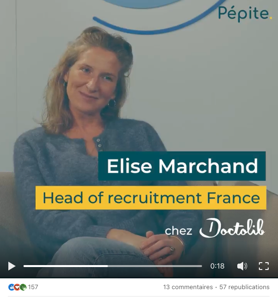 Nous avons donc réalisé des teasers, afin de donner un aperçu de l'interview et surtout donner envie aux spectateurs de regarder la vidéo longue. Ces snacks contents ont été diffusés en amont du lancement de la vidéo dans le but de teaser son contenu et annoncer la date de sortie de l'interview longue. Pour faciliter le partage du teaser sur les réseaux sociaux, nous l'avons décliné en format carré et en format vertical.