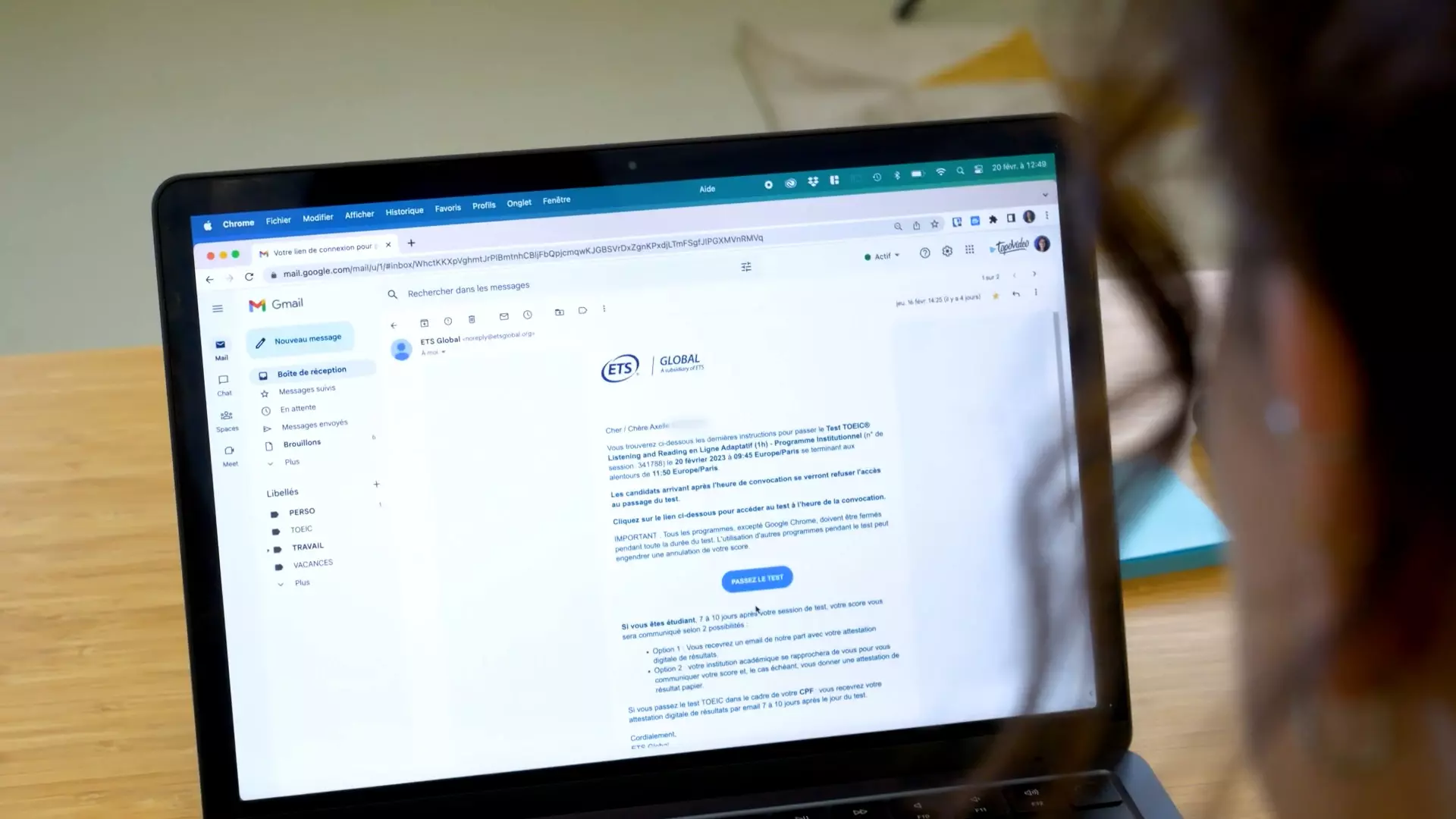 Bien que les nombreux tutoriels expliquent les différentes étapes du test avec surveillance à distance, ETS Global souhaitait créer une vidéo plus détaillée et réaliste. Les apprenants devaient se projeter dans la journée de leur test, pour bien anticiper et ne pas avoir de surprise le jour J. 